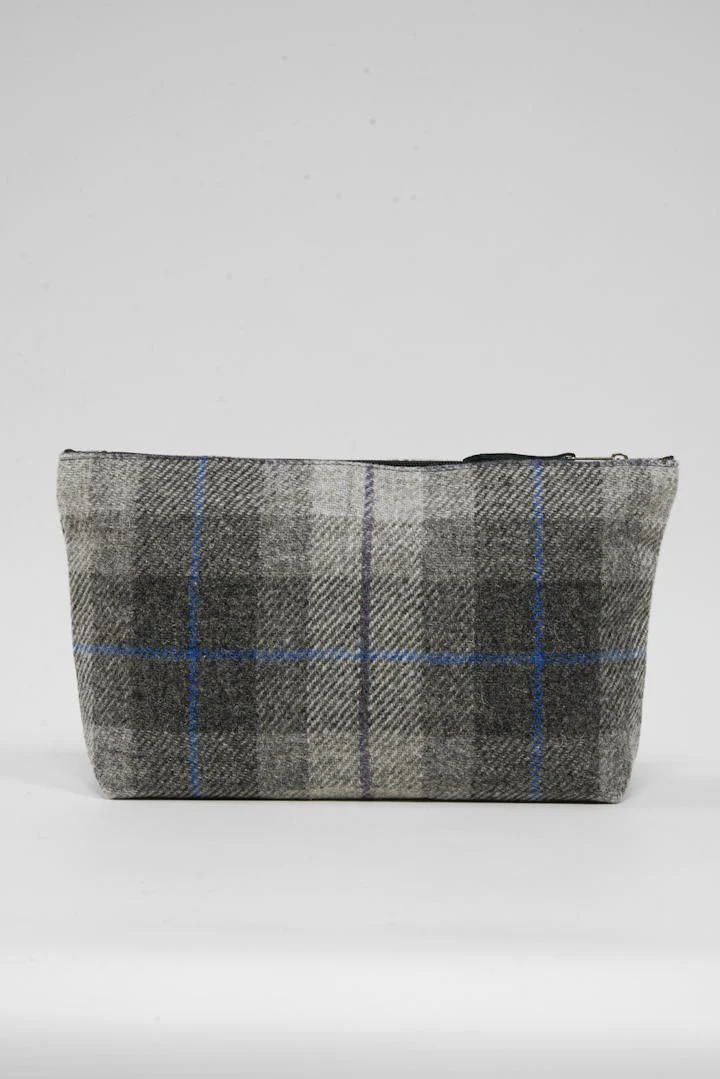 Harris Tweed Toiletries Bag - A0187 Black Leather - Image 3