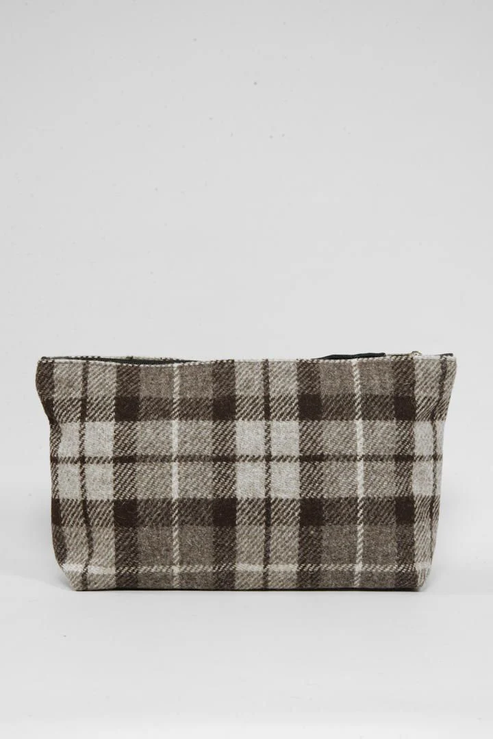 Harris Tweed Toiletries Bag - A0245 (Black Leather) (Small Label) - Image 3